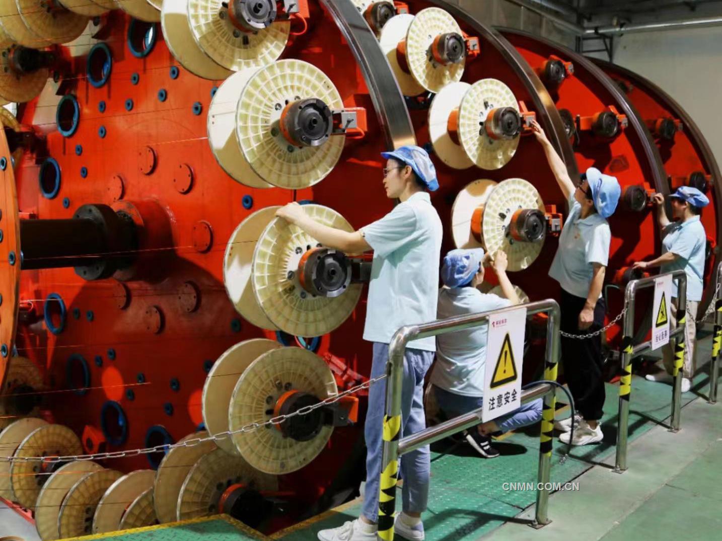 面對市場變化,合肥銅冠電子銅箔有限公司不斷調整產品結構,提升高附加值產品的占比。上半年,該公司換位線產品產量創歷史最高水平。圖為該公司員工進行換位線產品生產前的調整確認工作。