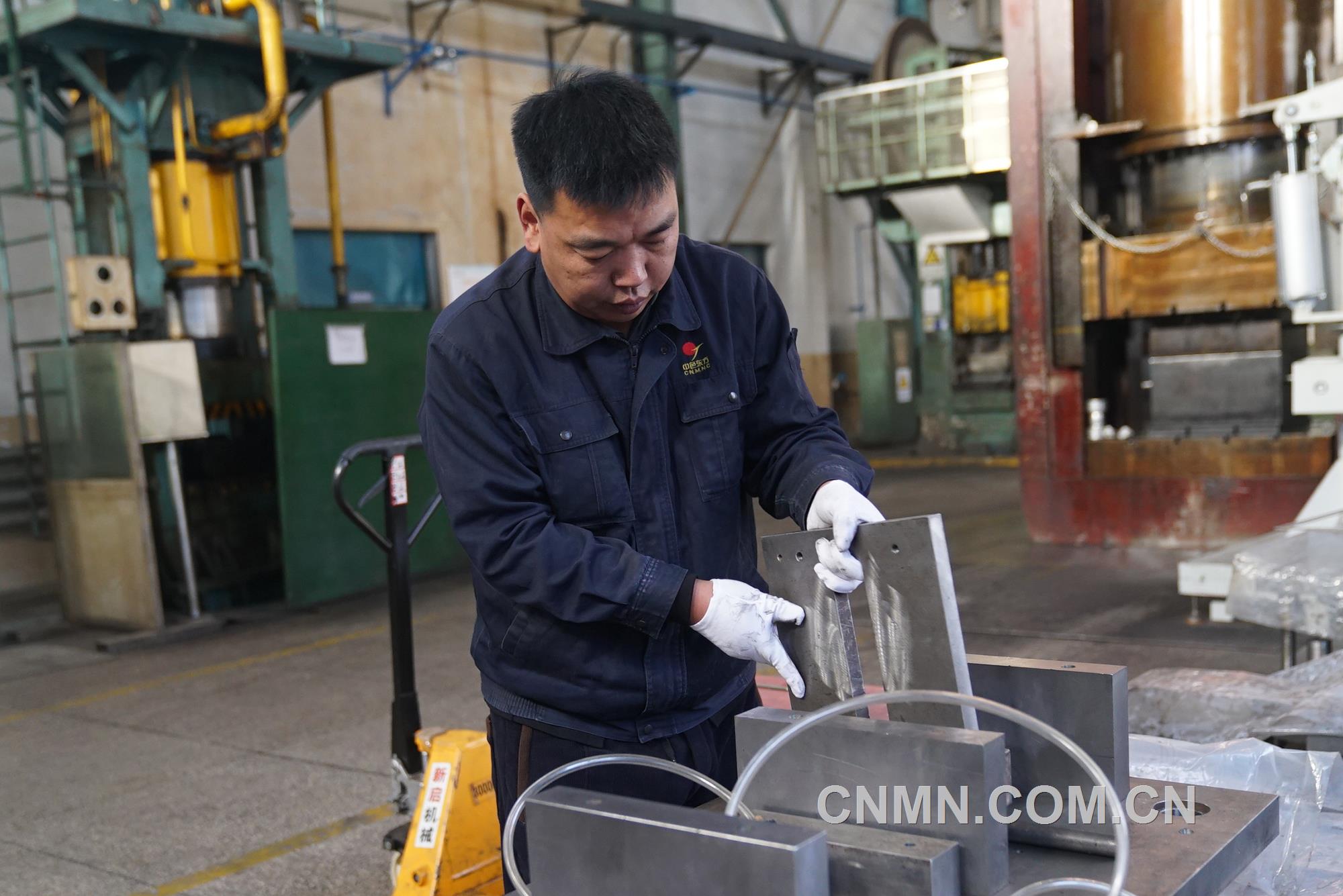 練就真技能 建功新時代&mdash;&mdash;記中色東方勞動模范 雒敏2