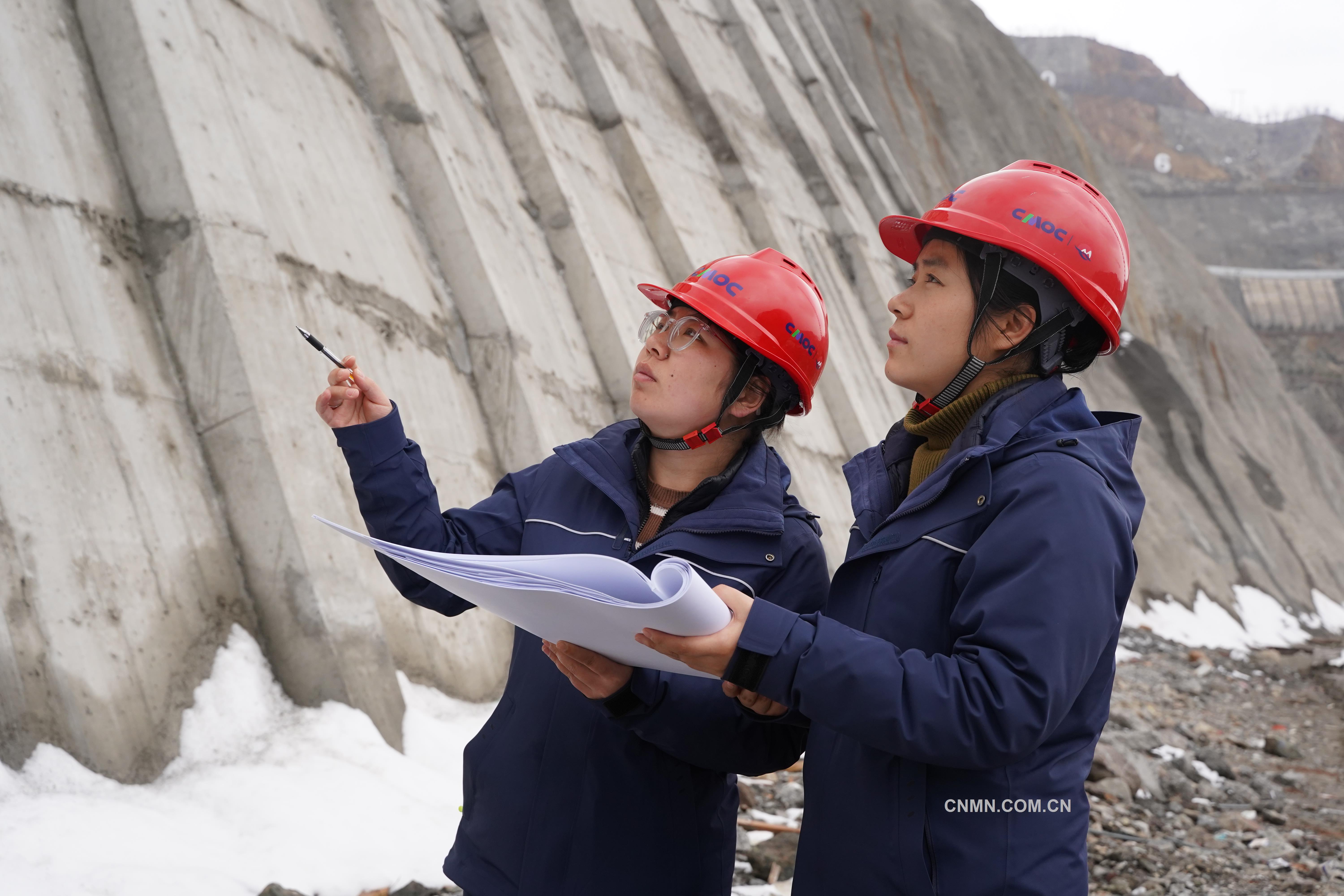 青春之約綻芳華 馬瑩瑩（左一）到施工現場進行技術指導。