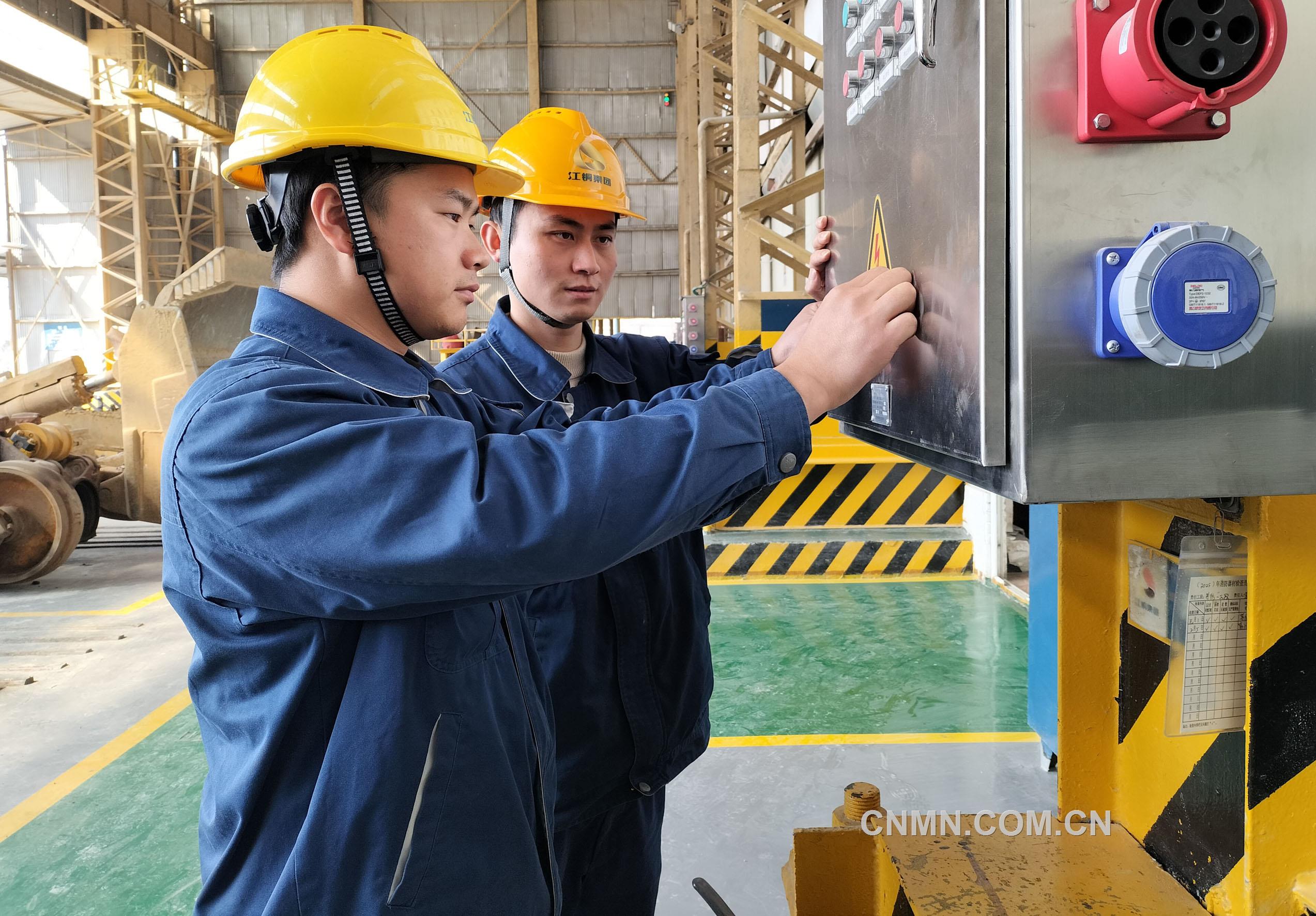 德銅采礦場-采礦場養防一工段電工熊緒淋正在給電氣柜更換標識。