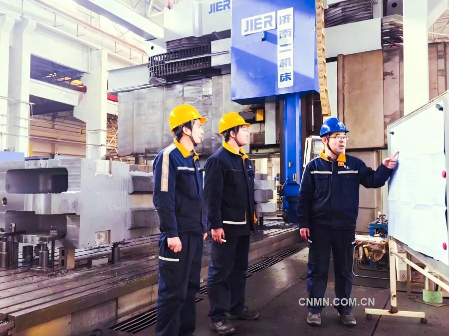 張健正在與技術人員討論項目方案。(1)