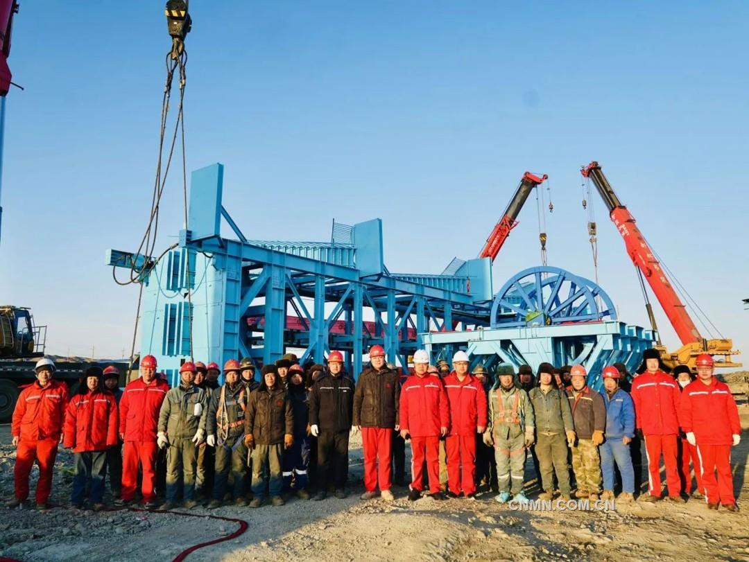 亞克斯配圖1號輔助提升井井架完工后工作人員合影