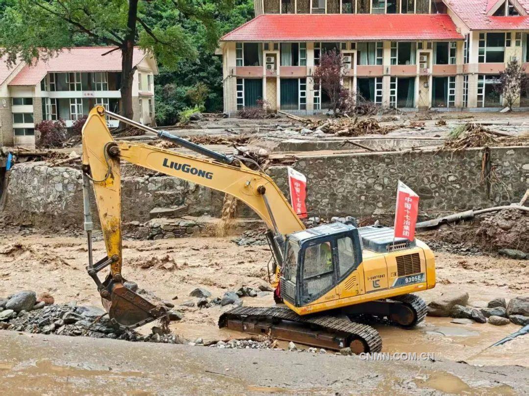 中國十七冶搶險救災工作隊在榆中縣s104周邊疏通河道
