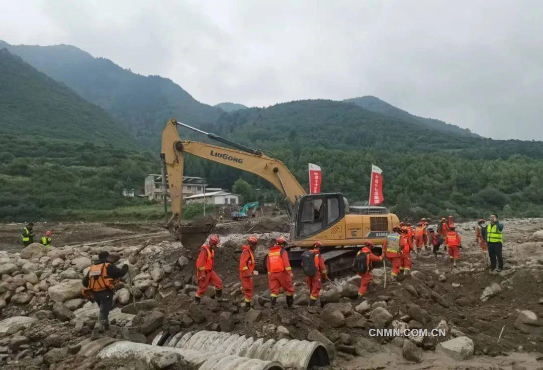 中國十七冶搶險救災工作隊搶建通往杜家莊的臨時便道