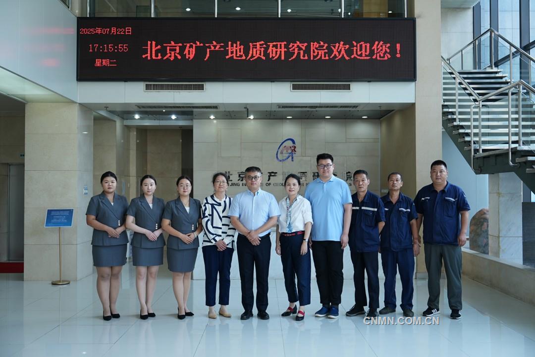 2 右  資產(chǎn)運營團隊合影