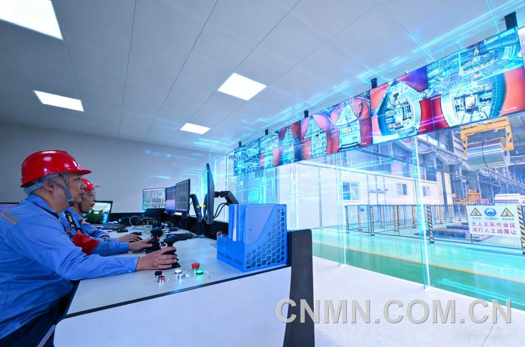 西南鋁熱連軋智能化平面庫職工在操作室吊運(yùn)鋁卷。