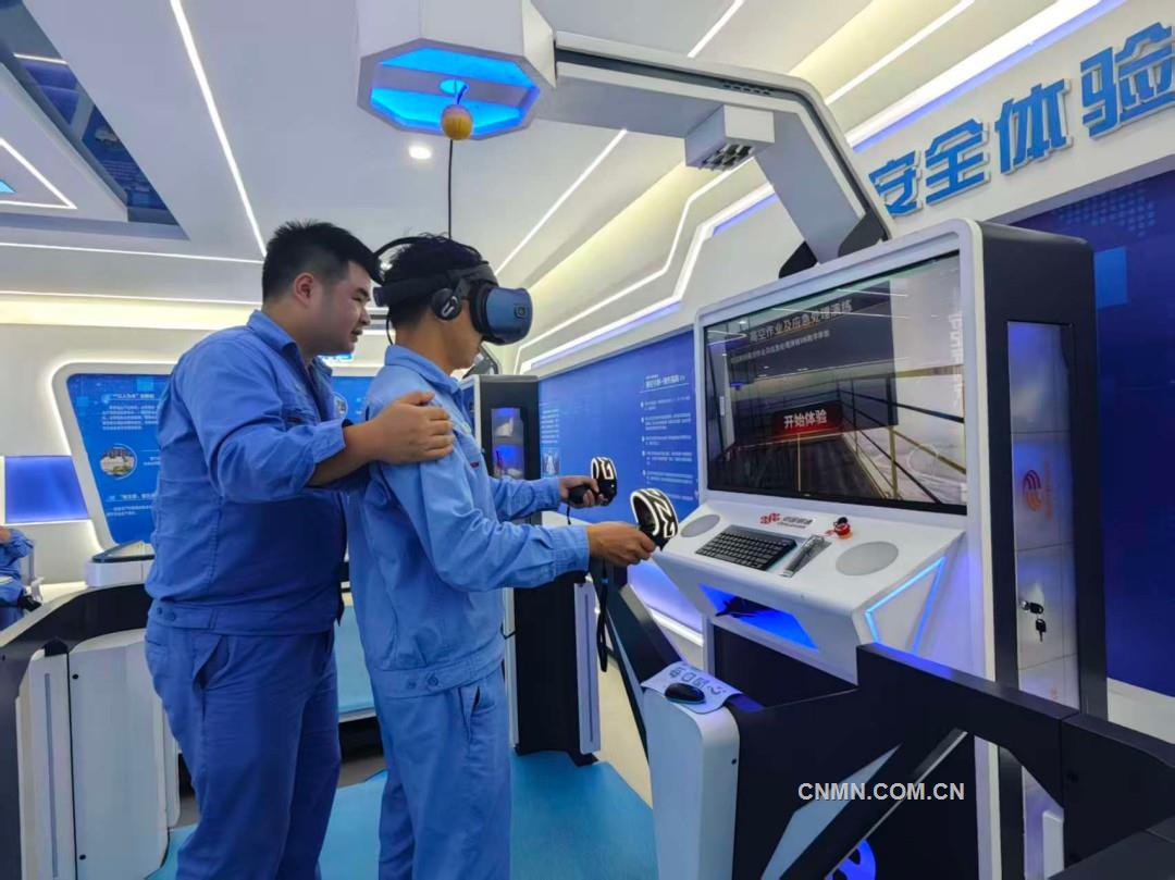 水口山礦工正在參與vr體驗(yàn)和實(shí)操互動(dòng)