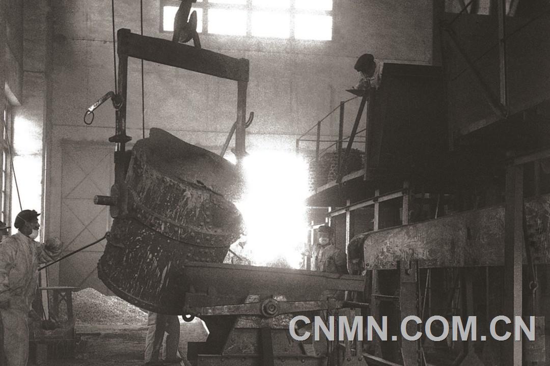1953年5月1日，銅官山冶煉廠冶煉出第一爐銅水