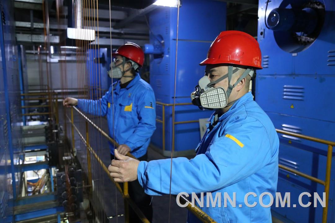 2.銅箔。該工場漆包工正在進行質量管控巡查