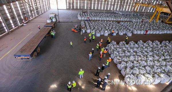 近日，在剛果(金)海關總署的人員見證下，紫金礦業旗下卡莫阿-卡庫拉銅礦生產的銅精礦經過獨立稱重、采樣和密封后進行裝車；預計本周完成檢查和清關后即將發往南非德班港，實現向國際出口銅精礦及粗銅。