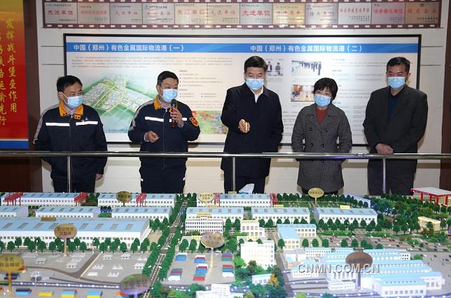 (左上)圖為河南省委常委、副省長費東斌(中)在中部陸港沙盤聽取物流產業發展情況介紹