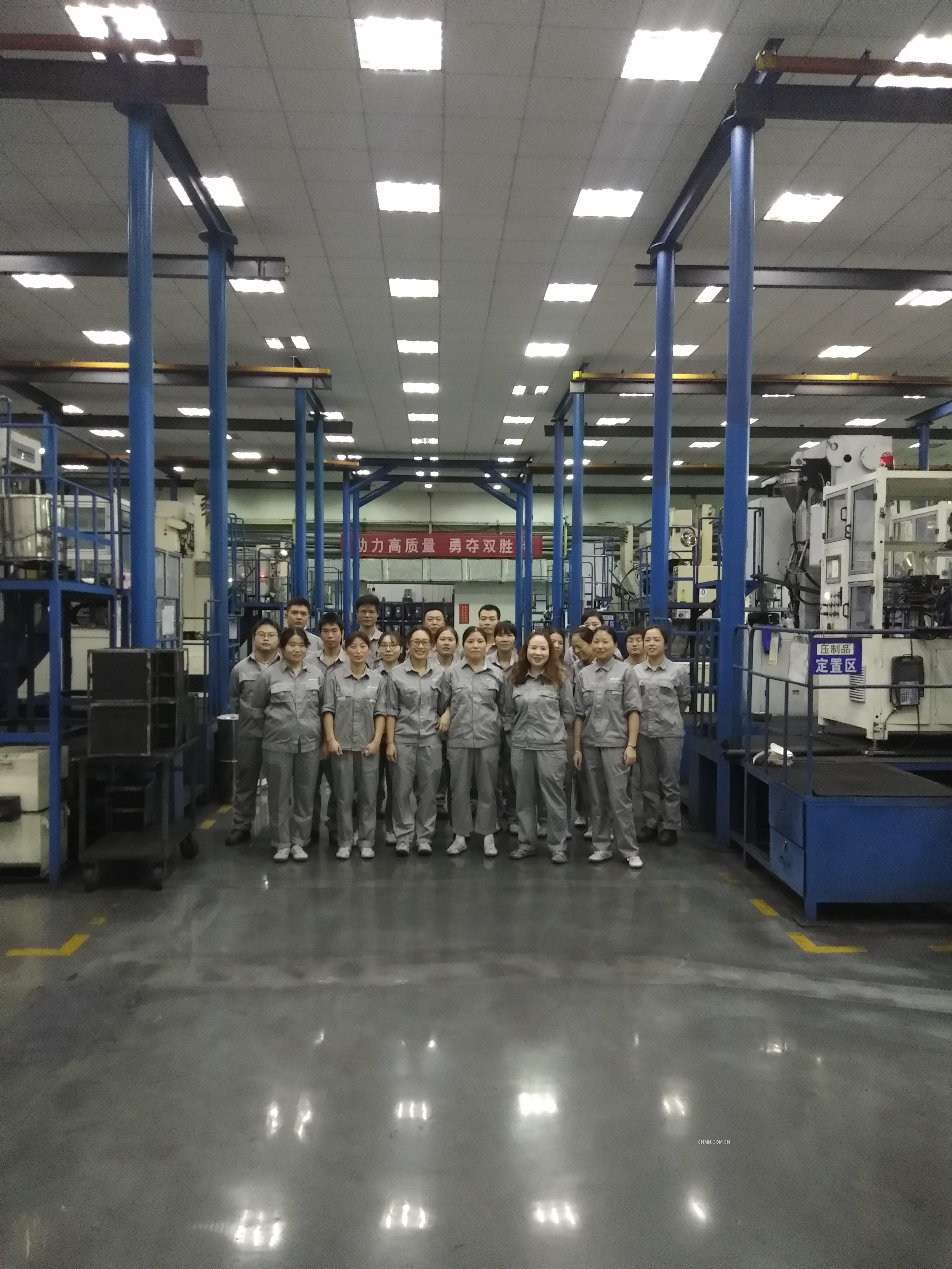 株硬鉆頭合金事業部壓制班女工