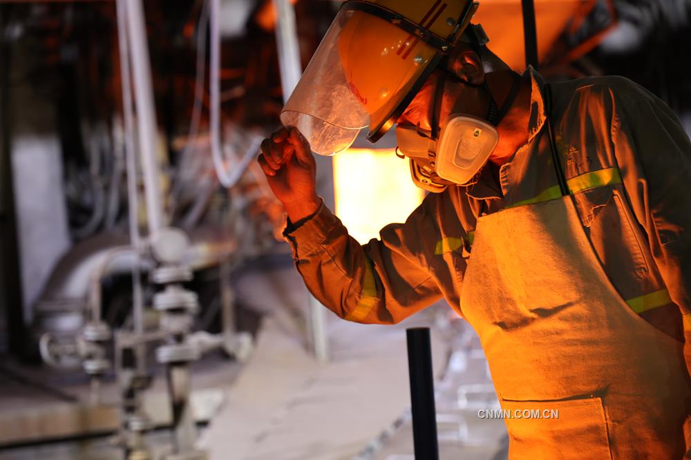 針對持續(xù)高溫天氣,銅陵有色集團公司金冠銅業(yè)分公司在精心組織生產的同時,著力做好各項防暑降溫工作。該公司在保障人員健康、設備安全的前提下,咬定全年目標任務,確保穩(wěn)產高產。圖為該公司放渣作業(yè)人員查看放渣口溜槽下的渣包裝情況。