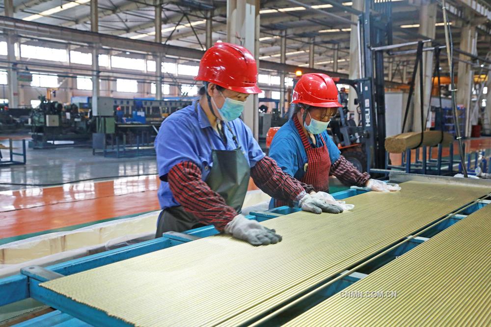 今年,銅陵有色股份銅冠黃銅棒材有限公司在保持原有產(chǎn)品生產(chǎn)的同時,以無鉛黃銅、小規(guī)格黃銅棒等高附加值產(chǎn)品研發(fā)及市場開發(fā)為重點(diǎn)工作,積極開展新產(chǎn)品試驗(yàn)、試制、試樣,并取得一定的成績。