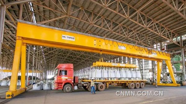 日前，紫金礦業旗下的剛果（金）卡莫阿-卡庫拉一期一序列年處理礦石380萬噸選廠連續7天超過設計產能的80%、回收率接近82%，已逐步邁向設計的穩態產能。